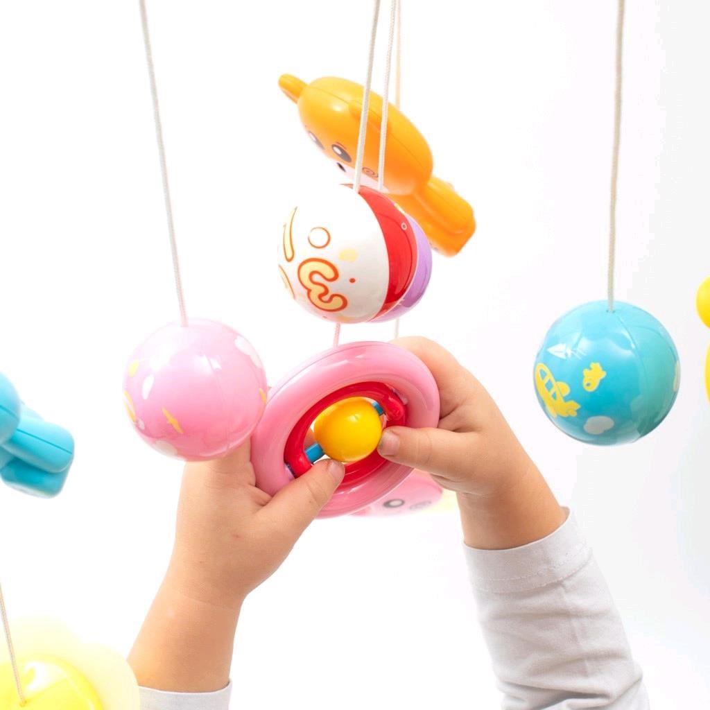 Körhinta a kiságy fölé világító vetítővel  Baby Mix szürke