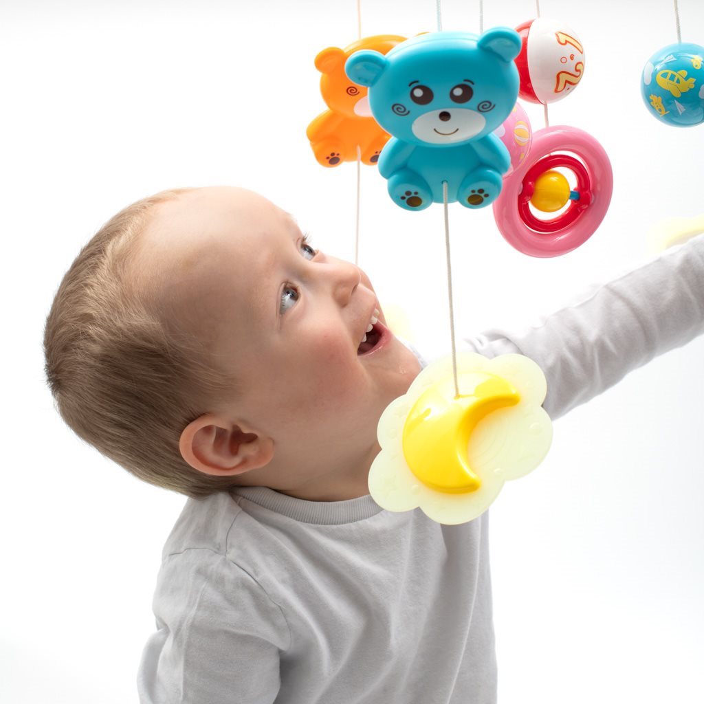 Körhinta a kiságy fölé világító vetítővel  Baby Mix piros