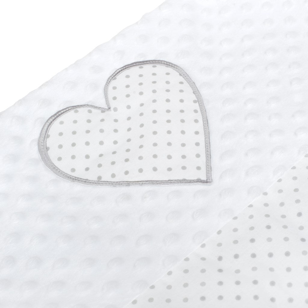 Luxus babafészek párnával és paplannal New Baby Minkyből Szívecske fehér