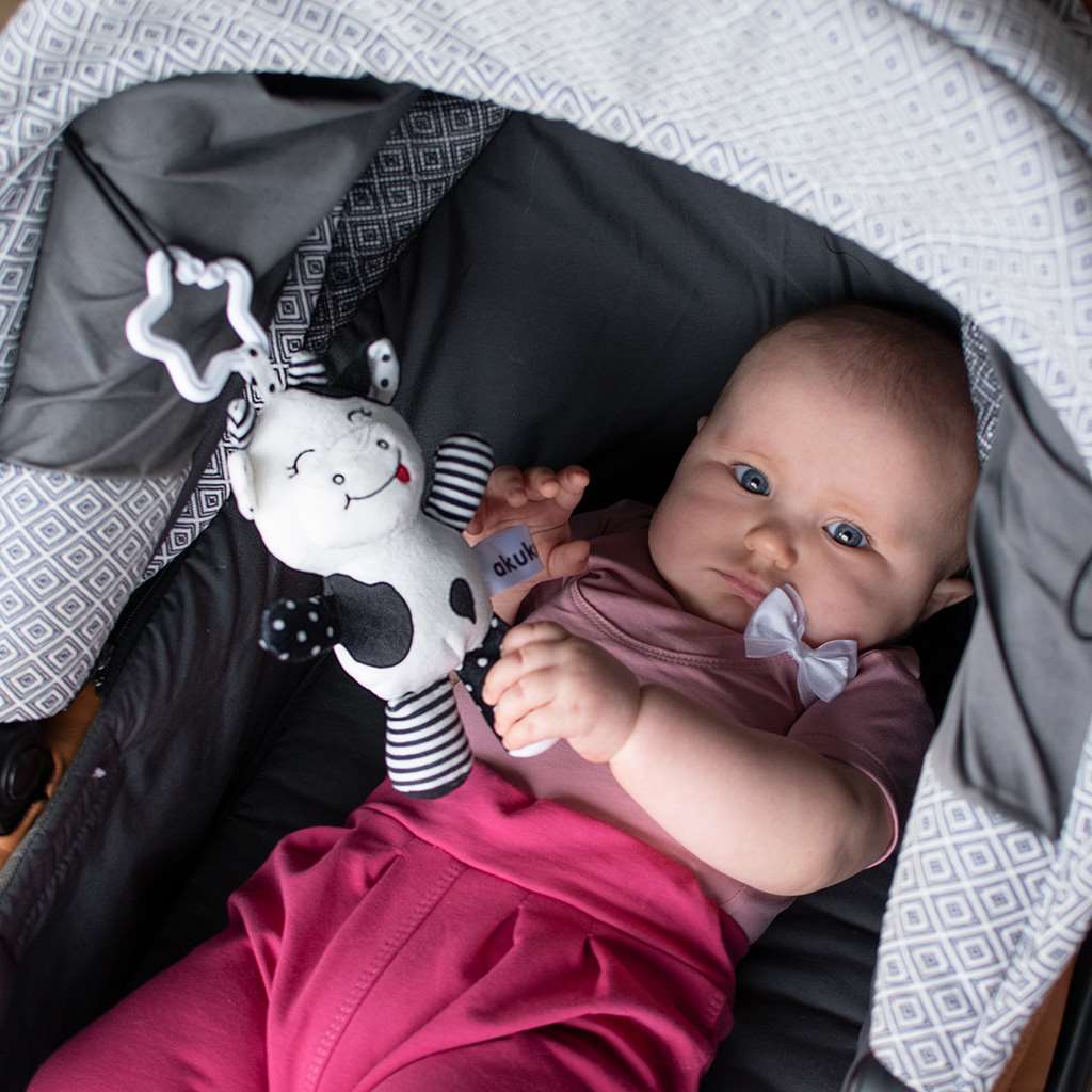 Csörgős plüss játék Akuku tehénke fekete-fehér