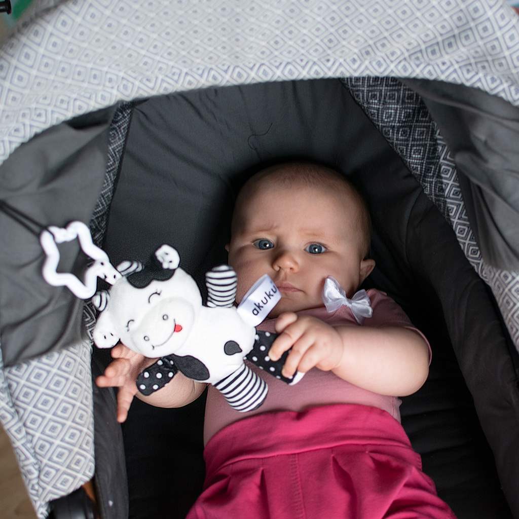 Csörgős plüss játék Akuku tehénke fekete-fehér