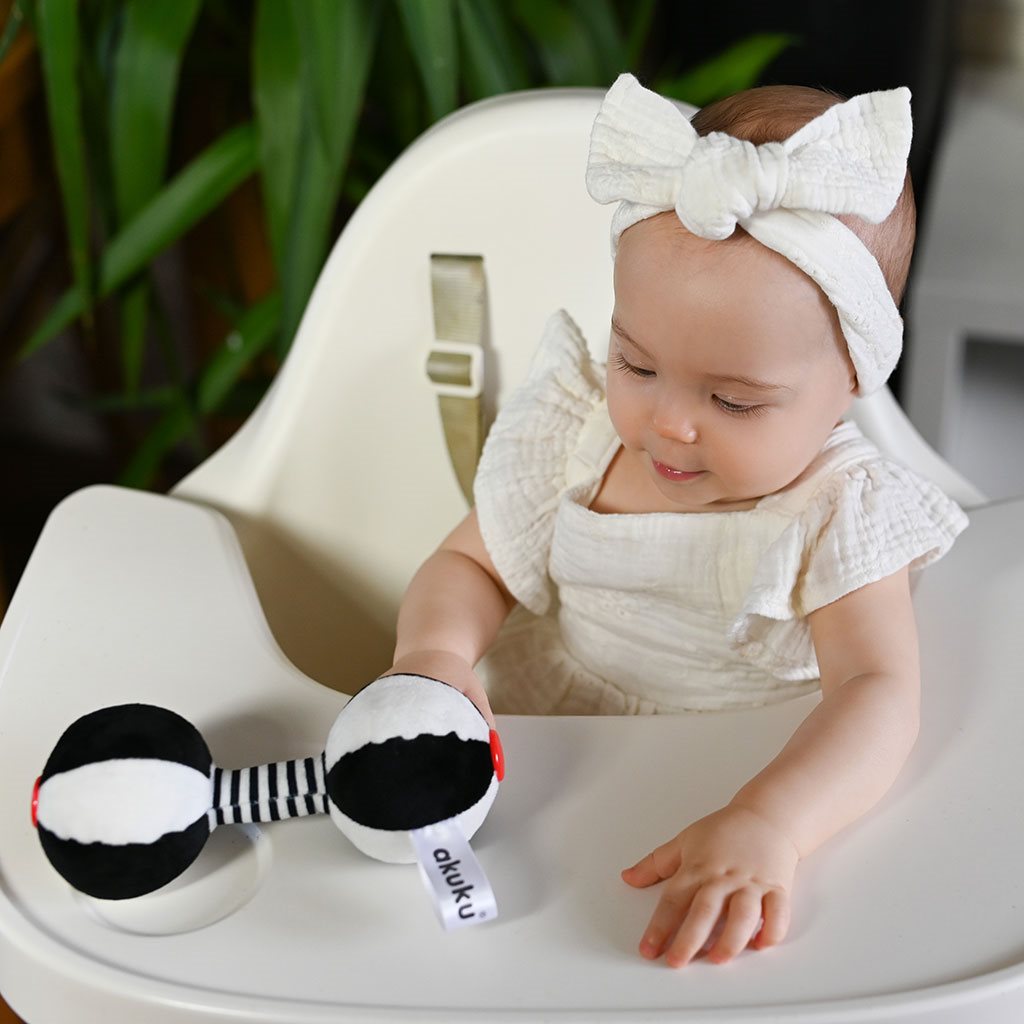 Érzékszervi kontrasztjáték babáknak csörgővel Akuku Súlyzó