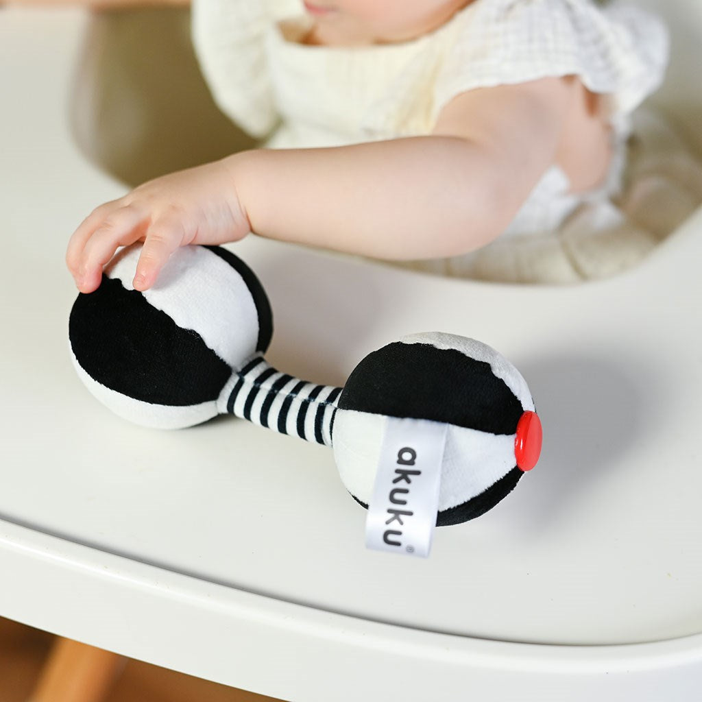 Érzékszervi kontrasztjáték babáknak csörgővel Akuku Súlyzó