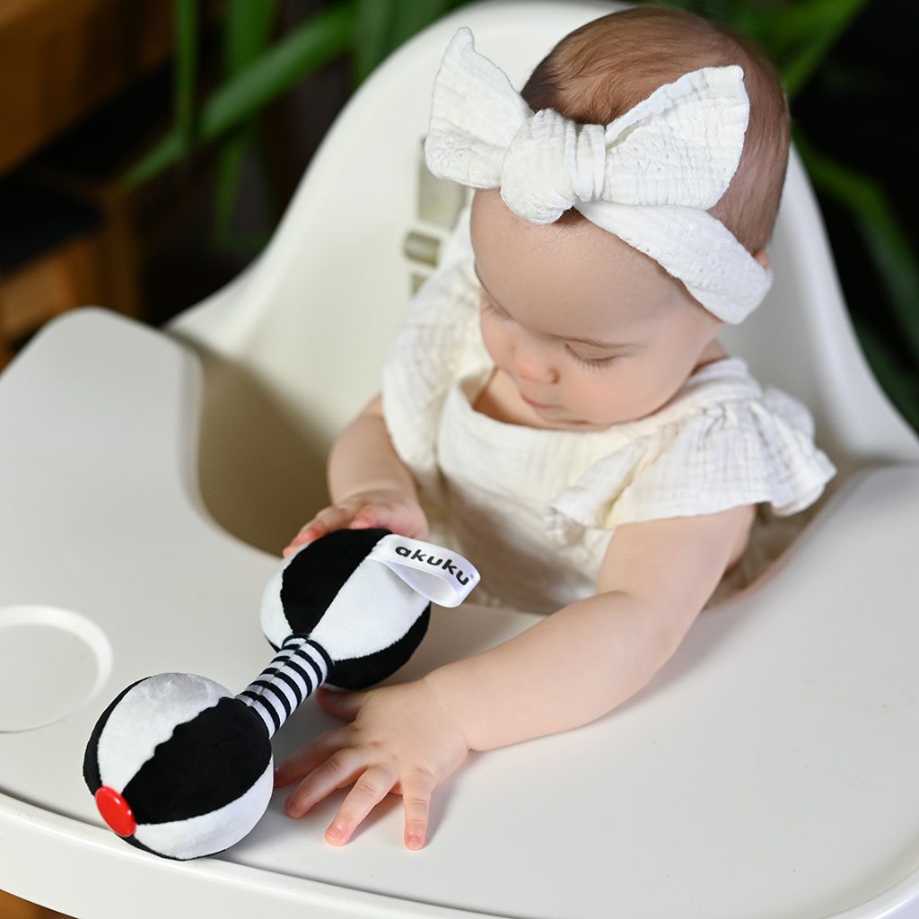 Érzékszervi kontrasztjáték babáknak csörgővel Akuku Súlyzó