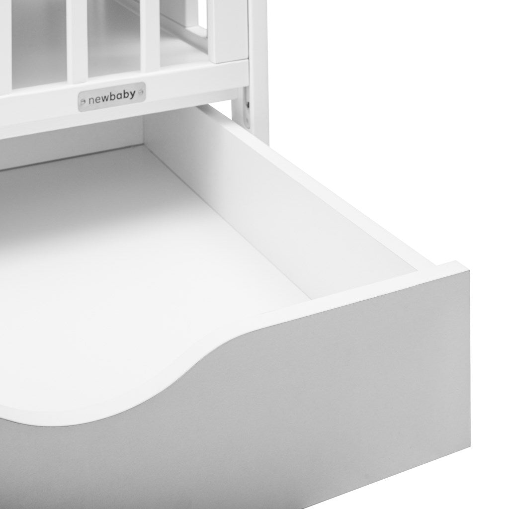 Gyerek kiságy New Baby POLLY leengedhető oldalráccsal és fiókkal fehér