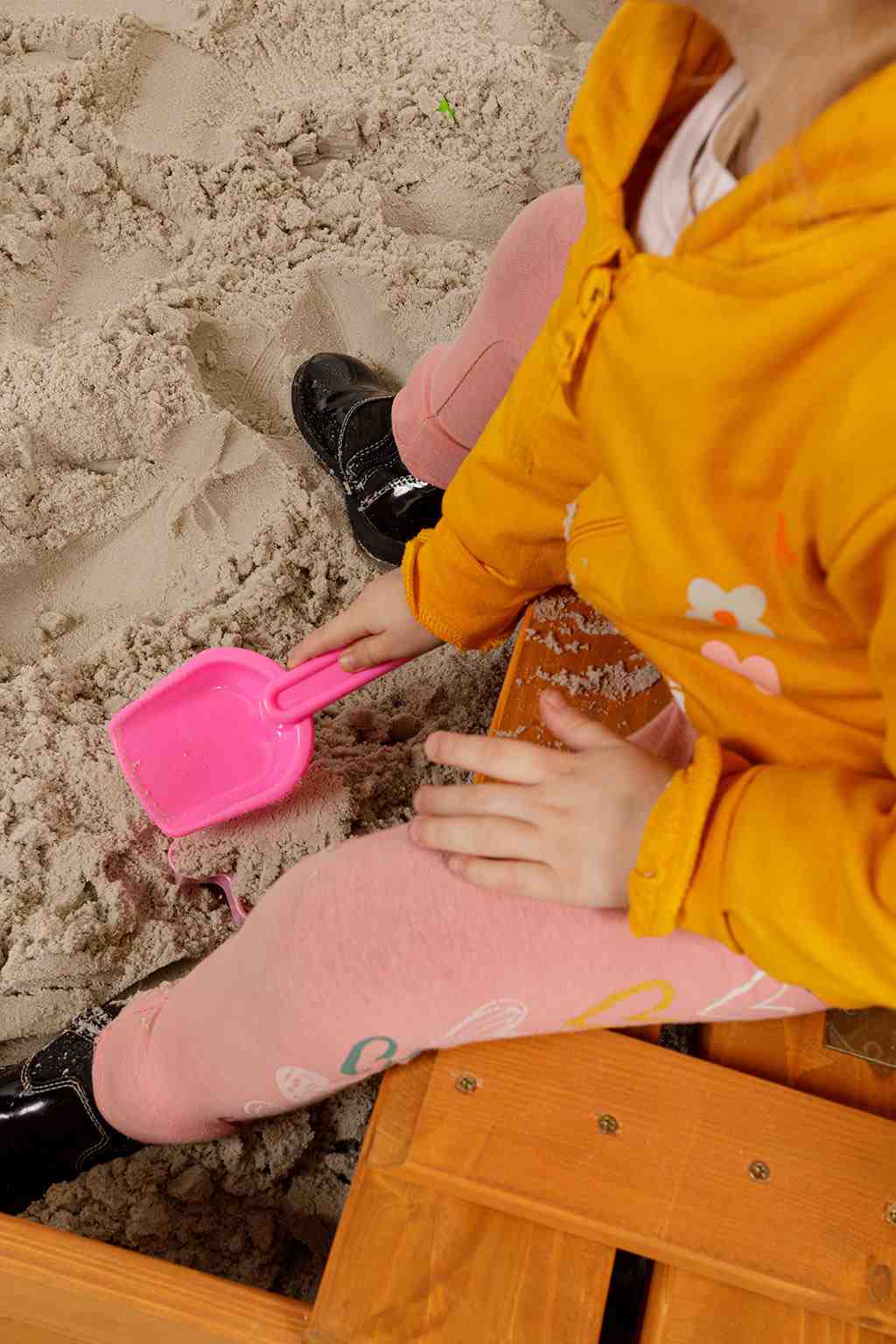 Gyerek fa homokozó fedővel és padokkal Baby Mix 100x100 cm