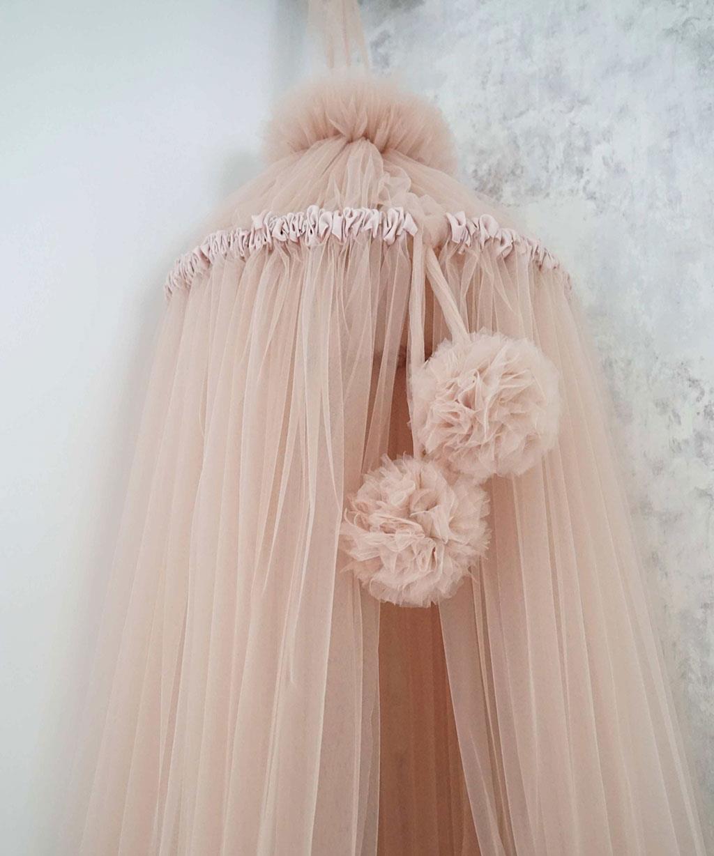 Függő luxus baldachin pomponokkal Belisima nude